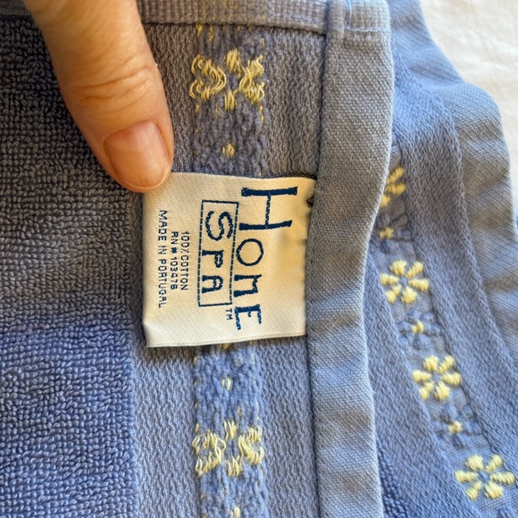 Textyles Set of 3 cornflower blue fingertip towels w daisy trim - Picture 2 of 2